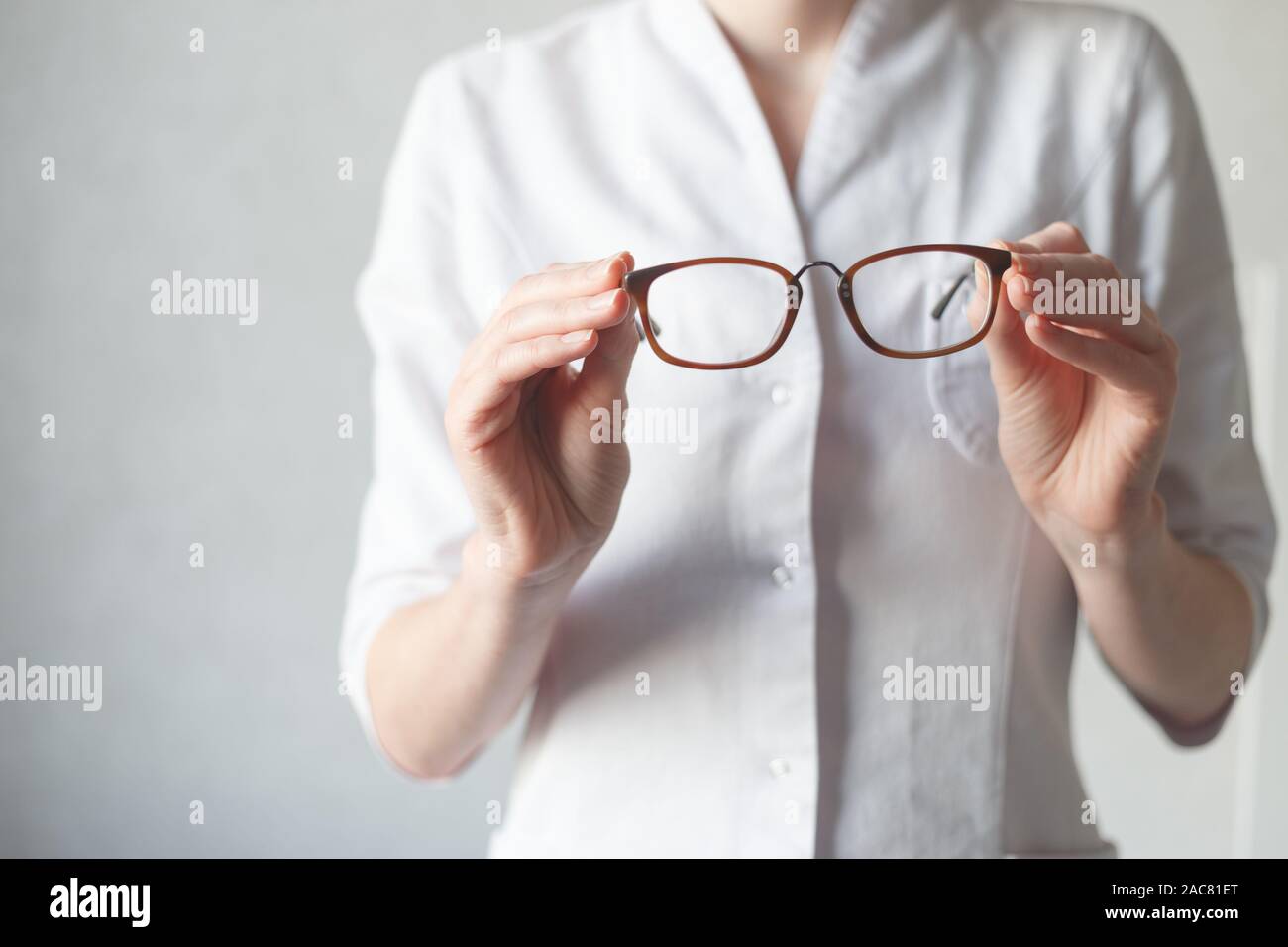 Augenarzt machen Sie eine neue Brille versuchen. Weitsichtigkeit oder Kurzsichtigkeit Konzept Stockfoto