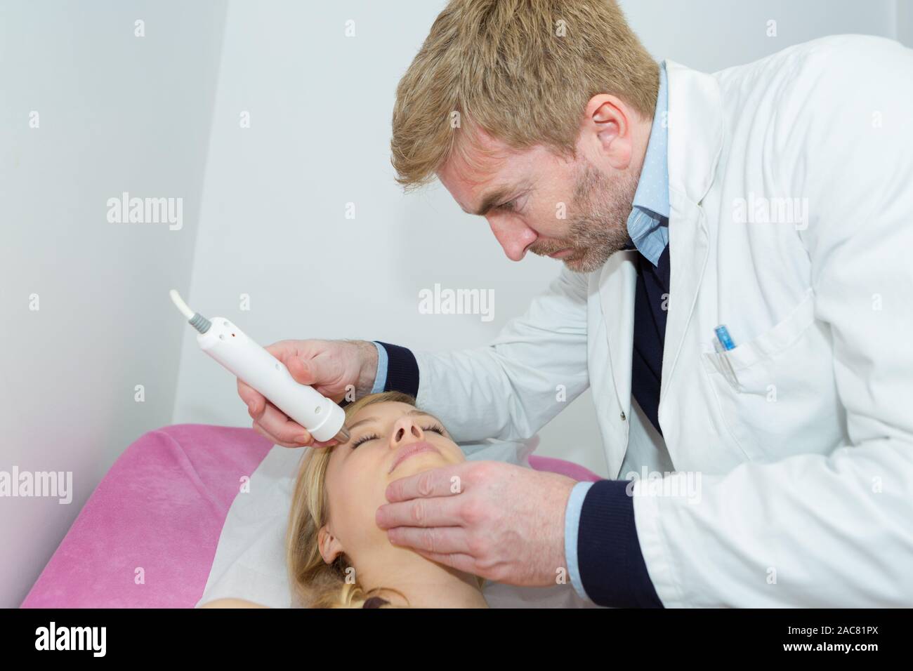 Kosmetikerin Farben die Augenbrauen einer Frau in Kosmetik Studio Stockfoto