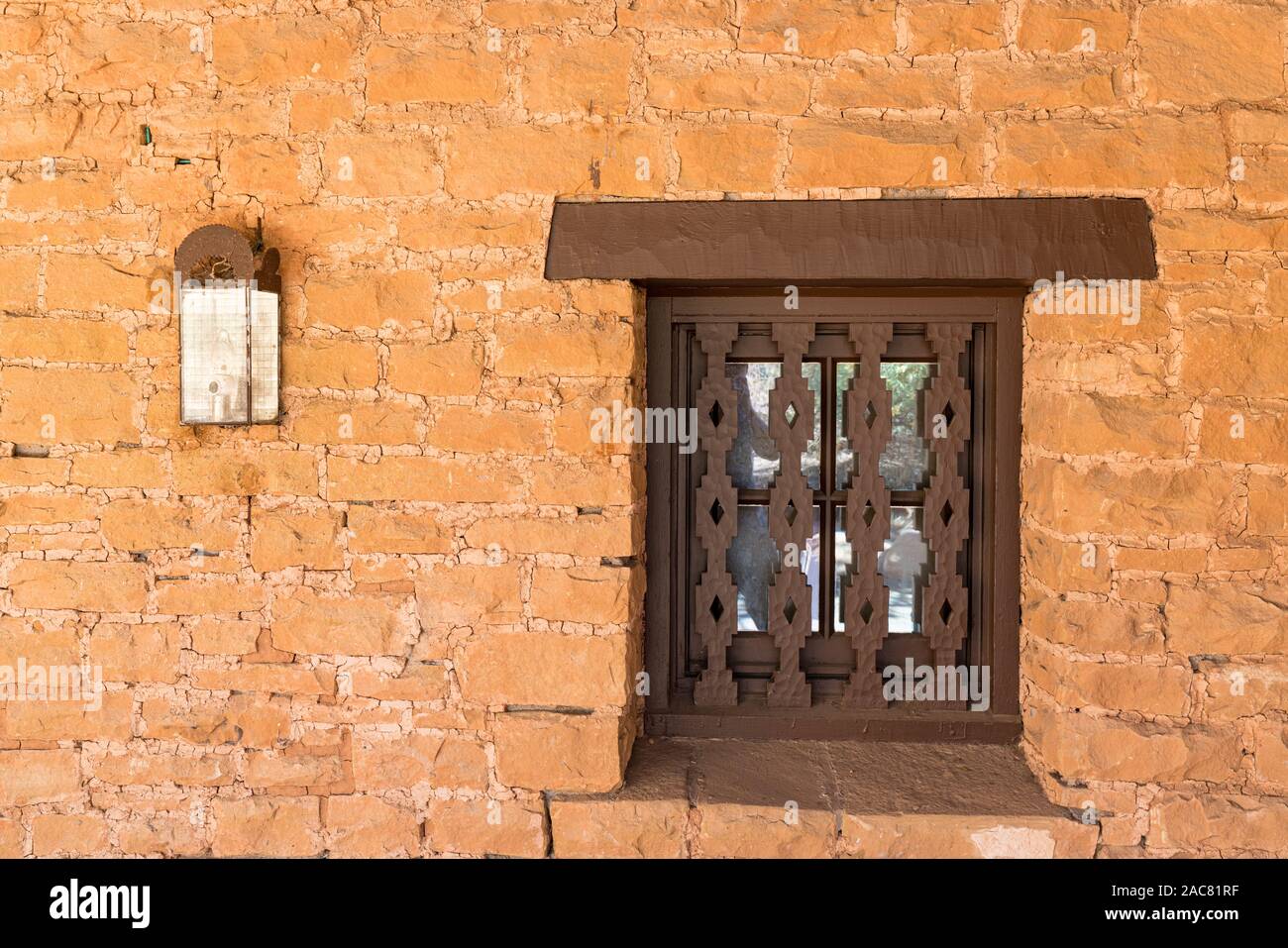 Alte Südwestlichen braun Stein Wand mit Fenster und Laterne Stockfoto Alte Südwestlichen braun Stein Wand mit Fenster und Laterne Stockfoto