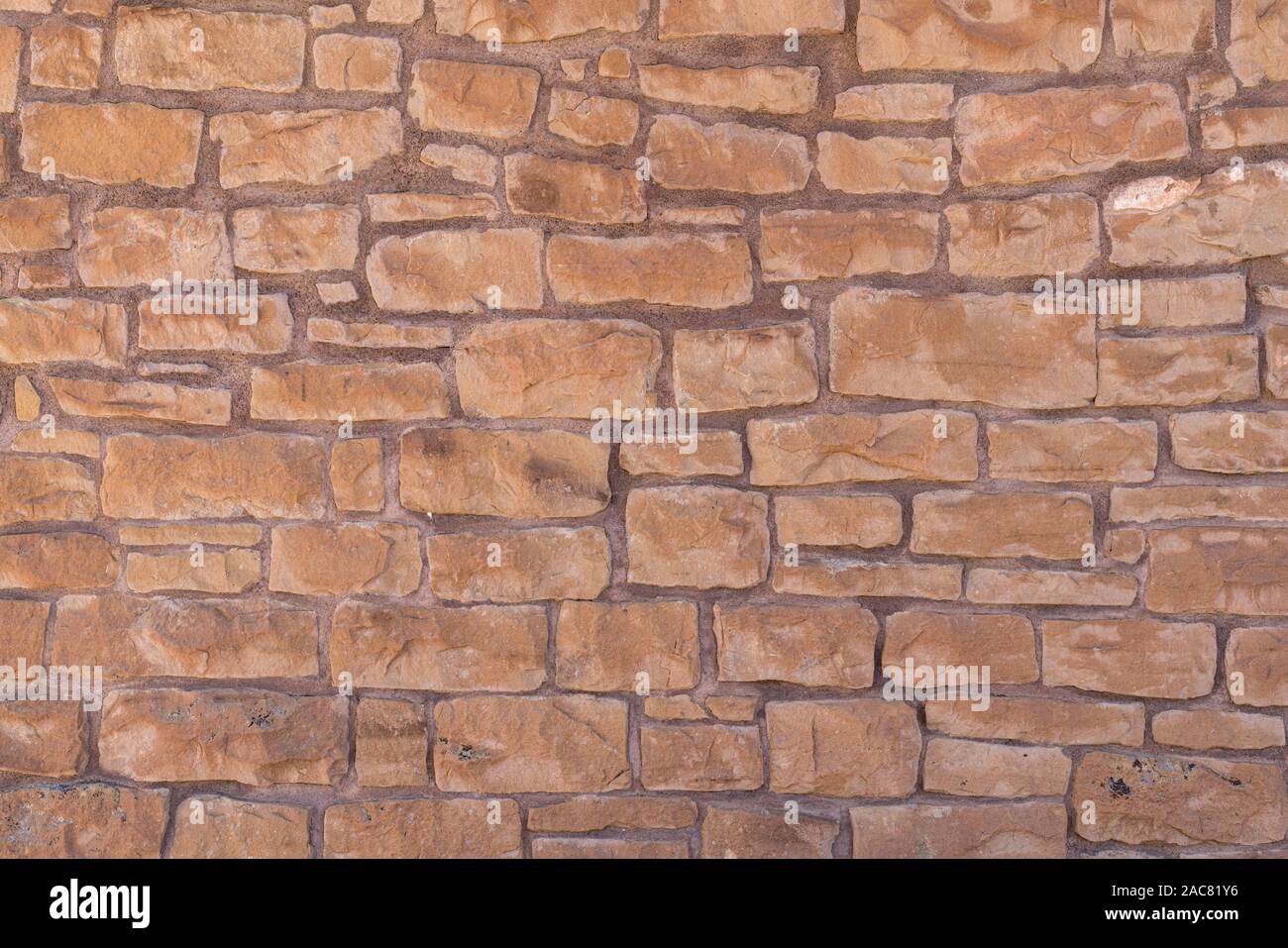 Grob strukturierte Braun außen Stein Wand Hintergrund Stockfoto