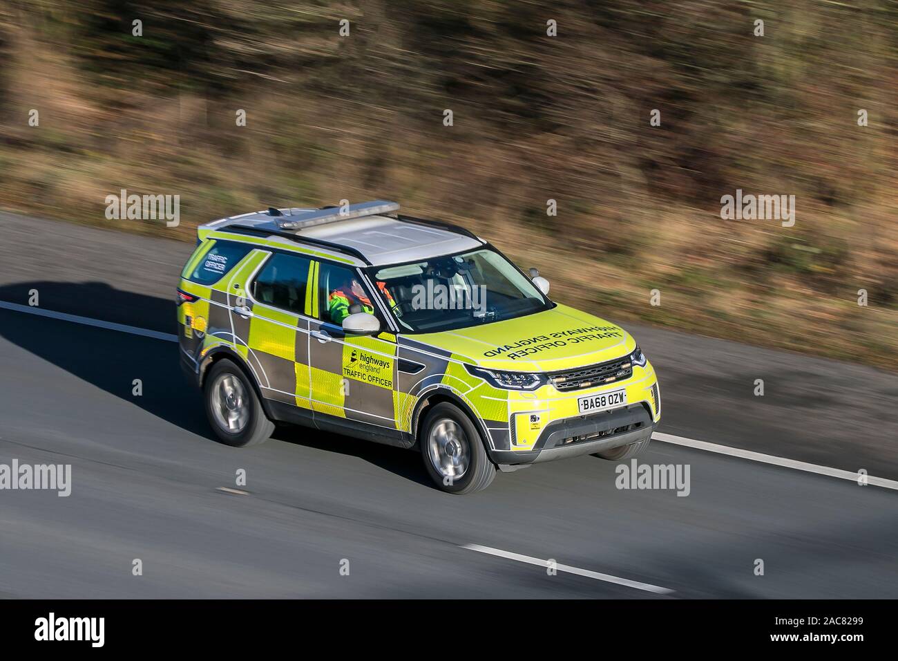 Verschwommen fahrendes Auto Highways Agency Land Rover Discovery bei der Geschwindigkeit auf der M61 Autobahn langsam Kamera Verschlusszeit Bewegungen des Fahrzeugs Reisen Stockfoto