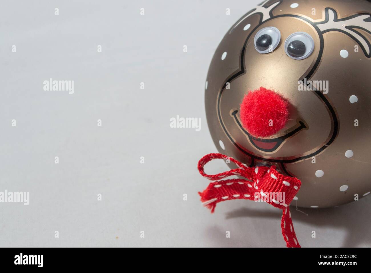 Nahaufnahme der Rentier-Kugel Weihnachtsschmuck mit Kopierraum, Foto-Illustration Stockfoto