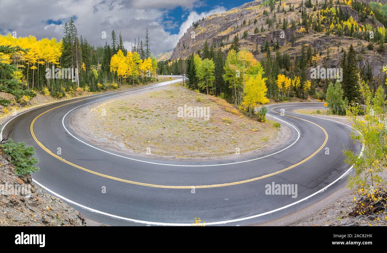 Switchback Kurve auf die Million Dollar Highway schlängelt sich durch den San Juan Mountains in der Nähe von Ouray, Colorado Stockfoto