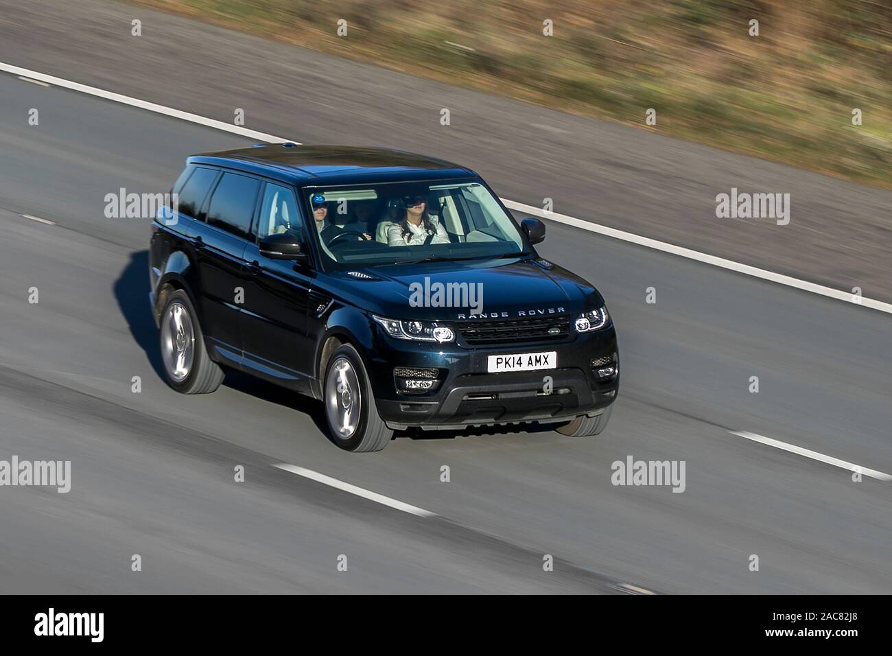 Verschwommen fahrendes Auto LAND ROVER 2014 R Rover Sport HSE dynamisch bei Geschwindigkeit auf der M61 Autobahn langsam Kamera Verschlusszeit Bewegungen des Fahrzeugs Reisen Stockfoto