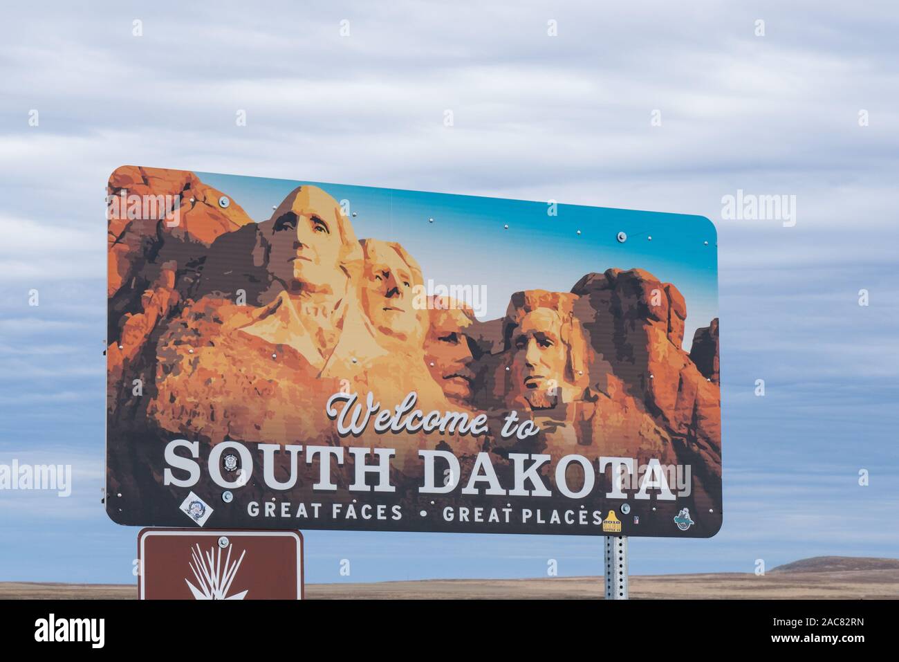 South Dakota, USA - 25. September 2019: Willkommen in South Dakota Zeichen entlang der Autobahn auf der Grenze Stockfoto