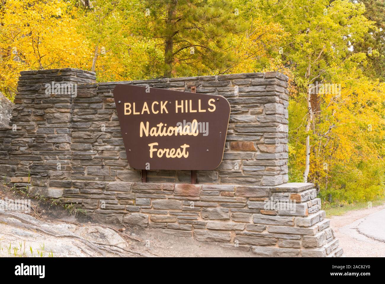 Keystone, SD - 25. September 2019: Black Hills National Forest Eingangsschild entlang der Straße Stockfoto