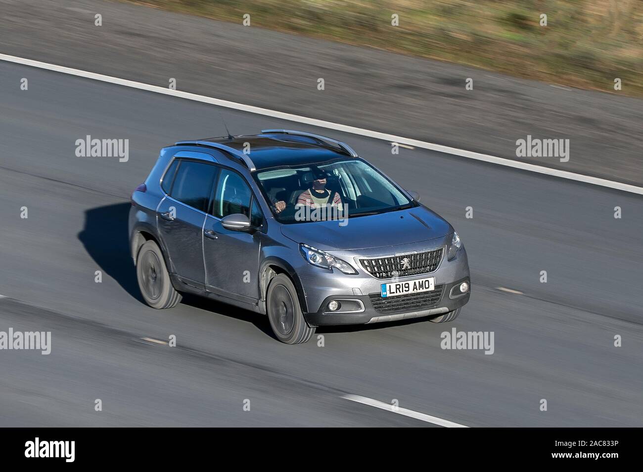 Verschwommen fahrendes Auto 2019 Peugeot 2008 Allure Premium an Geschwindigkeit auf der M61 Autobahn langsam Kamera Verschlusszeit Bewegungen des Fahrzeugs Reisen Stockfoto