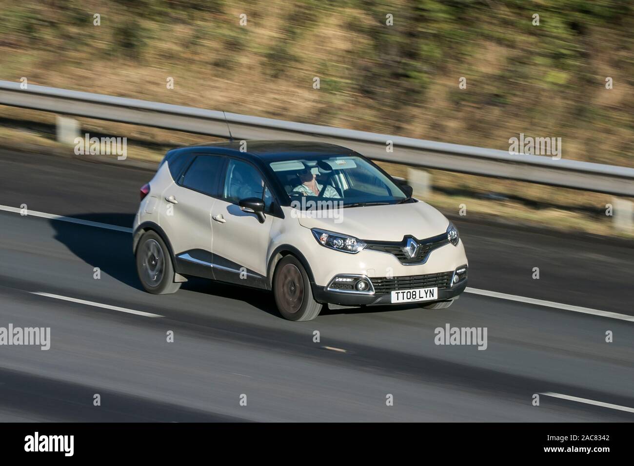 Verschwommen fahrendes Auto TT08 LYN RENAULT CAPTUR DYNAMIQUE S NAV DCI eine bei einer Geschwindigkeit auf der M61 Autobahn langsam Kamera Verschlusszeit Bewegungen des Fahrzeugs Stockfoto