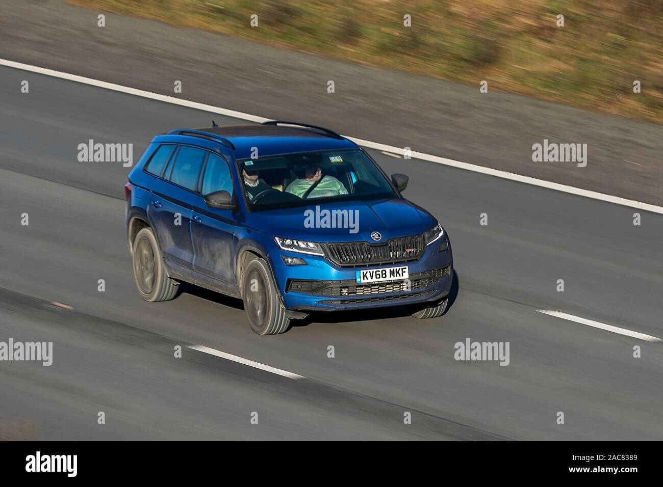 Verschwommen fahrendes Auto Skoda Kodiaq VRS-TDI 4X4 S-A bei einer Geschwindigkeit auf der M61 Autobahn langsam Kamera Verschlusszeit Bewegungen des Fahrzeugs Stockfoto