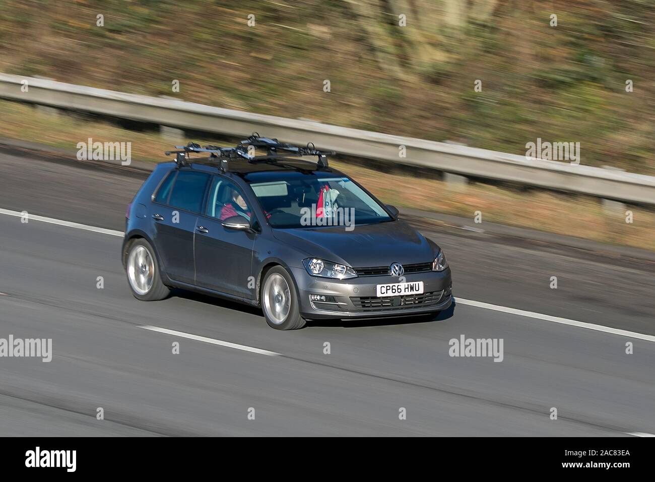 Verschwommene bewegte Auto Volkswagen Golf GT Edition Tdi Bmt S-A bei einer Geschwindigkeit auf der M61 Autobahn langsam Kamera Verschlusszeit Bewegungen des Fahrzeugs Stockfoto