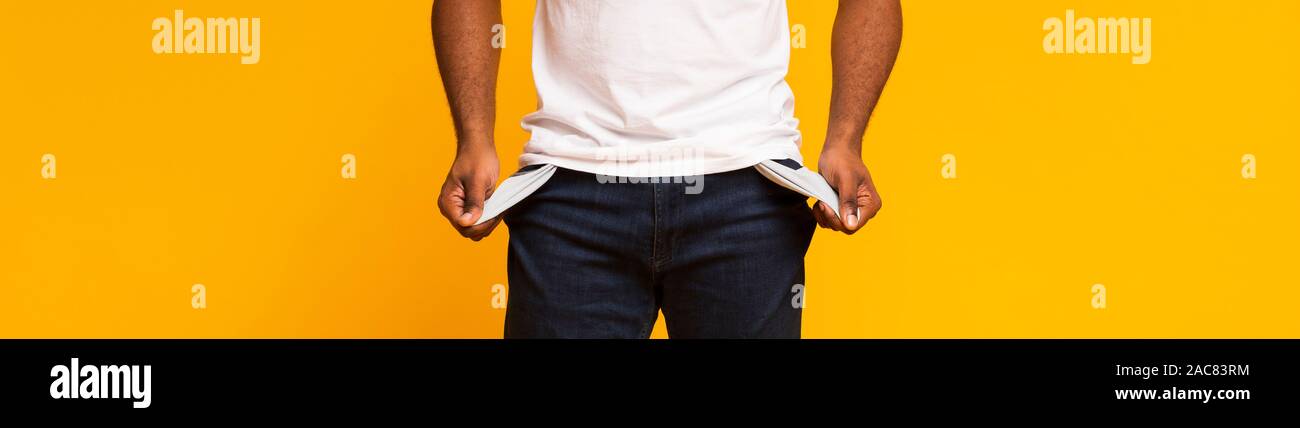 Arbeitslose african american Kerl mit leeren Taschen Stockfoto