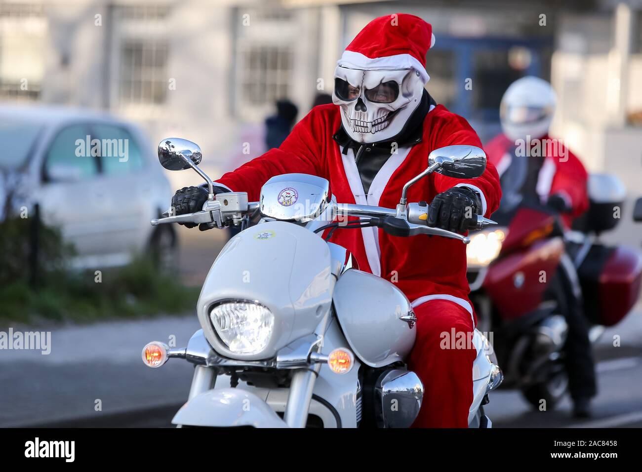 Viele Santa Fahrt auf dem Motorrad während der jährlichen massive Parade  von fast 2000 Reiter, die Geld für bedürftige Kinder ist für Weihnachten  Pakete und warme Mahlzeiten Spenden sammeln Stockfotografie - Alamy