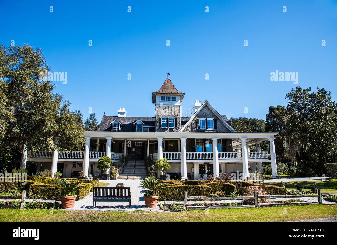 Die Vorderseite des historischen Magnolia Plantation House, South Carolina, USA, USA, Blue Sky historische Bilder Sklavenplantage Sklaverei Stockfoto