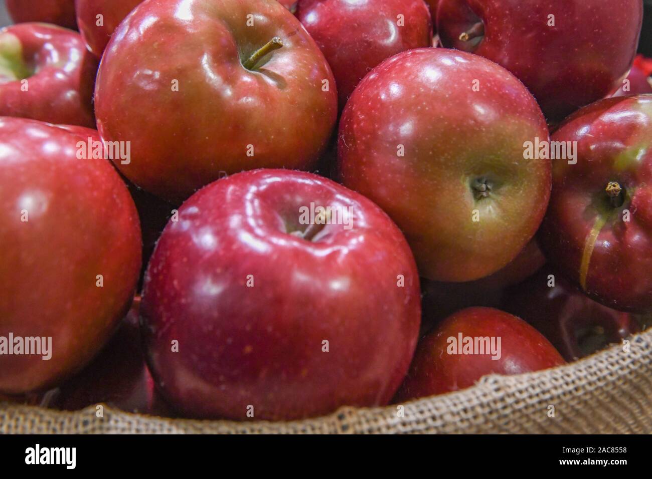 Korb mit Äpfeln Close up - viele rote Äpfel saftiges Obst aka. roten Malus - gesunder Lebensstil Nahrung mit Vitaminen - Polyphenole und Phytochemikalien Stockfoto