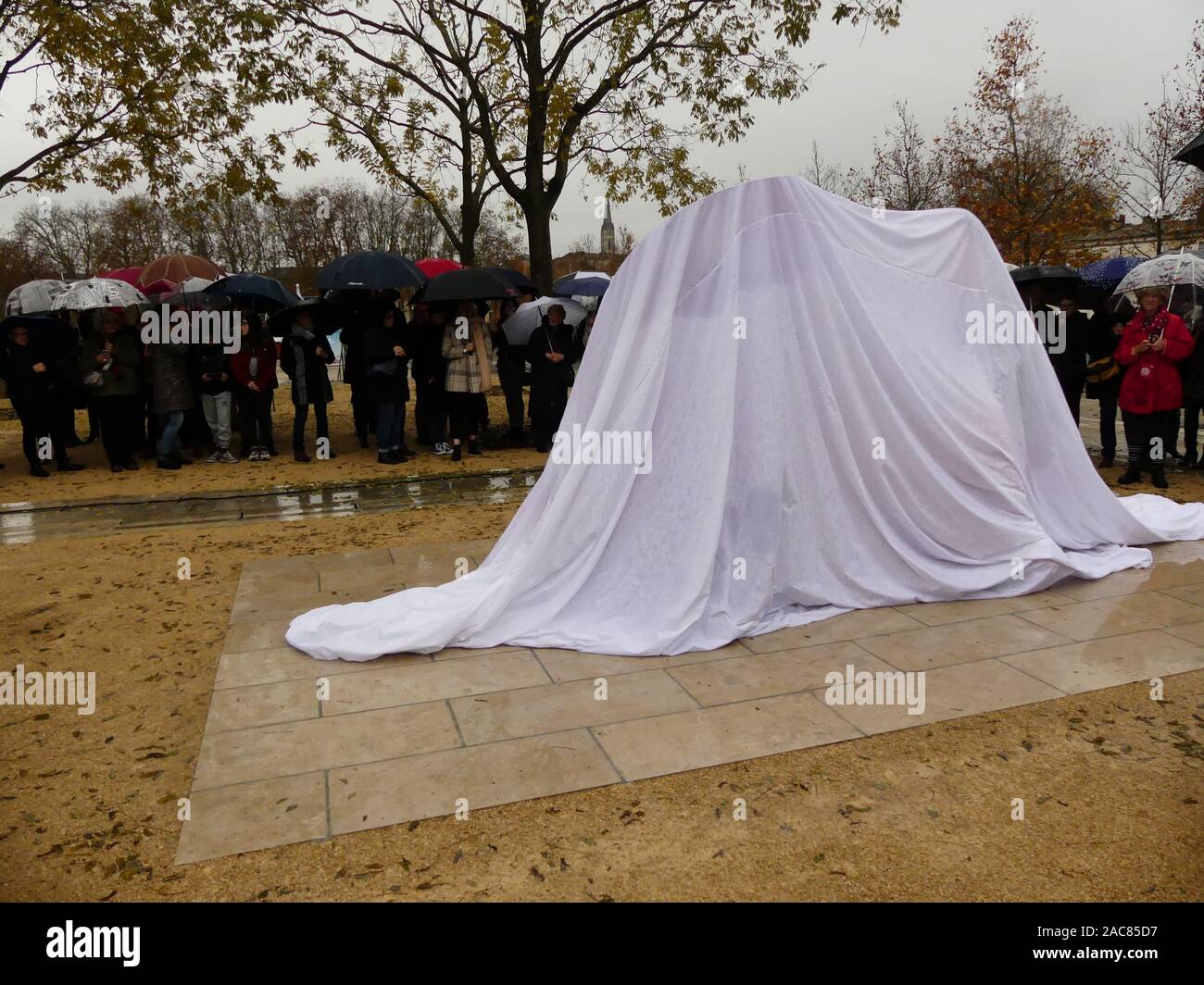 Die erste monumentale Skulptur des Bildhauers Franck Ayroles 'Les Demoiselles de la Brèche" wurde in Niort eröffnet eine große Volksmenge kamen, um ihn zu bewundern. Stockfoto