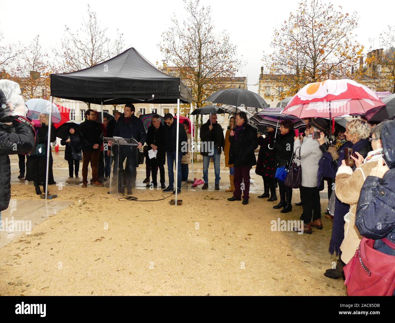 Die erste monumentale Skulptur des Bildhauers Franck Ayroles 'Les Demoiselles de la Brèche" wurde in Niort eröffnet eine große Volksmenge kamen, um ihn zu bewundern. Stockfoto