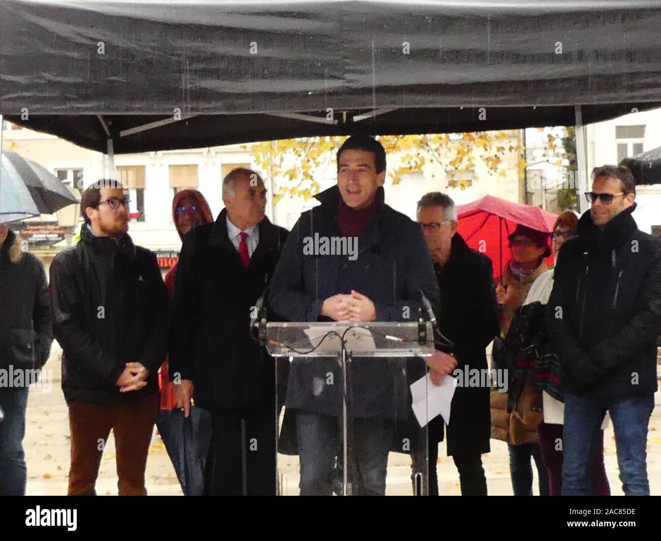 Die erste monumentale Skulptur des Bildhauers Franck Ayroles 'Les Demoiselles de la Brèche" wurde in Niort eröffnet eine große Volksmenge kamen, um ihn zu bewundern. Stockfoto