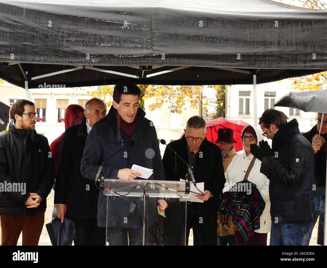 Die erste monumentale Skulptur des Bildhauers Franck Ayroles 'Les Demoiselles de la Brèche" wurde in Niort eröffnet eine große Volksmenge kamen, um ihn zu bewundern. Stockfoto