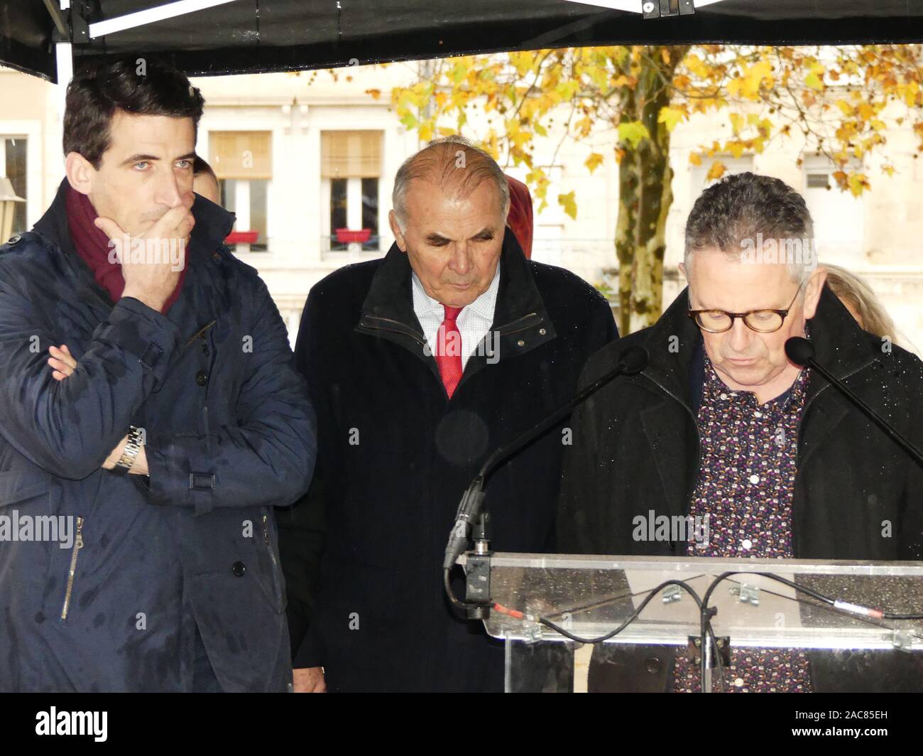 Die erste monumentale Skulptur des Bildhauers Franck Ayroles 'Les Demoiselles de la Brèche" wurde in Niort eröffnet eine große Volksmenge kamen, um ihn zu bewundern. Stockfoto