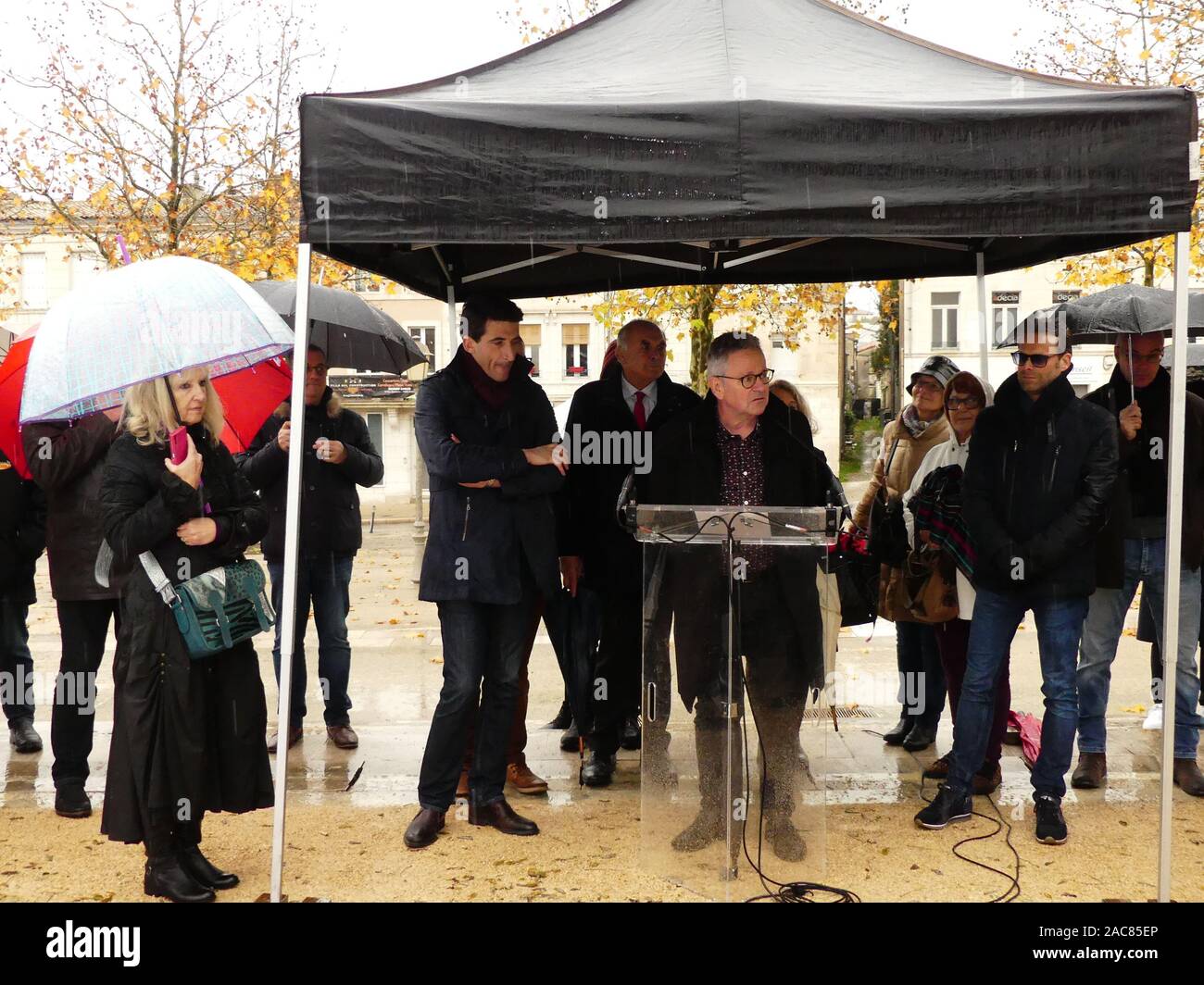Die erste monumentale Skulptur des Bildhauers Franck Ayroles 'Les Demoiselles de la Brèche" wurde in Niort eröffnet eine große Volksmenge kamen, um ihn zu bewundern. Stockfoto