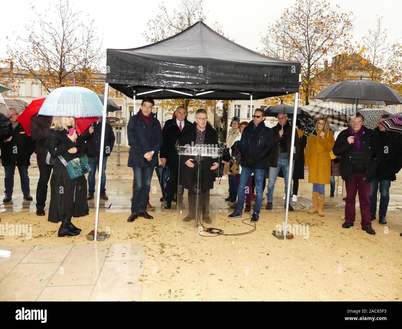 Die erste monumentale Skulptur des Bildhauers Franck Ayroles 'Les Demoiselles de la Brèche" wurde in Niort eröffnet eine große Volksmenge kamen, um ihn zu bewundern. Stockfoto