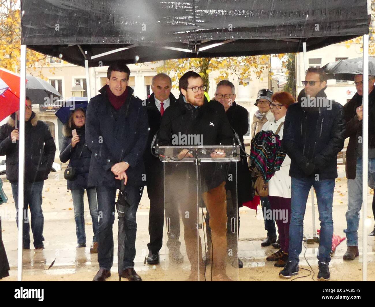 Die erste monumentale Skulptur des Bildhauers Franck Ayroles 'Les Demoiselles de la Brèche" wurde in Niort eröffnet eine große Volksmenge kamen, um ihn zu bewundern. Stockfoto
