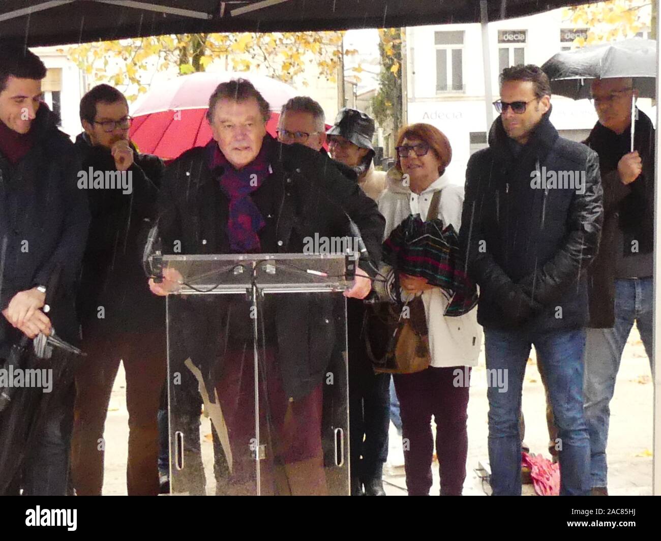 Die erste monumentale Skulptur des Bildhauers Franck Ayroles 'Les Demoiselles de la Brèche" wurde in Niort eröffnet eine große Volksmenge kamen, um ihn zu bewundern. Stockfoto