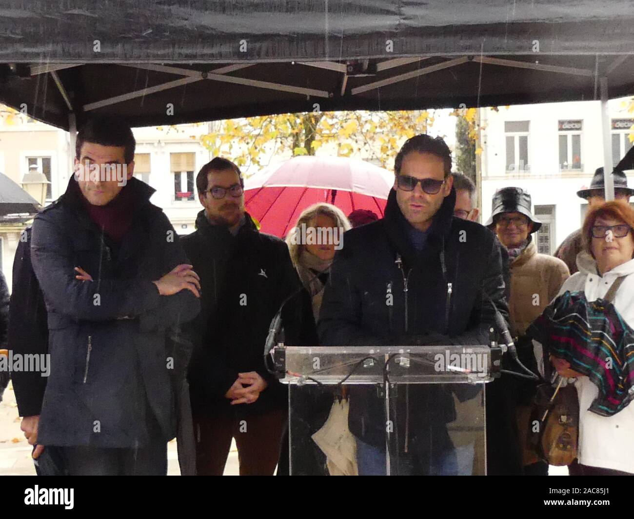 Die erste monumentale Skulptur des Bildhauers Franck Ayroles 'Les Demoiselles de la Brèche" wurde in Niort eröffnet eine große Volksmenge kamen, um ihn zu bewundern. Stockfoto