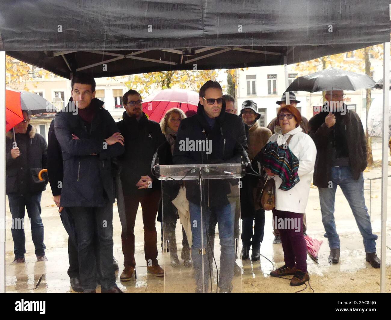 Die erste monumentale Skulptur des Bildhauers Franck Ayroles 'Les Demoiselles de la Brèche" wurde in Niort eröffnet eine große Volksmenge kamen, um ihn zu bewundern. Stockfoto