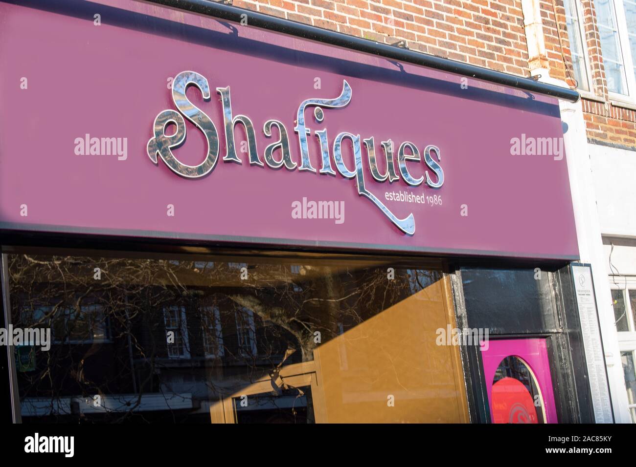 Goring von Meer, West Sussex, UK, Dezember 01. 2019. Shafiques ist eine beliebte familiengeführte Indische Restaurant auf der High Street im Goring von Meer. Stockfoto