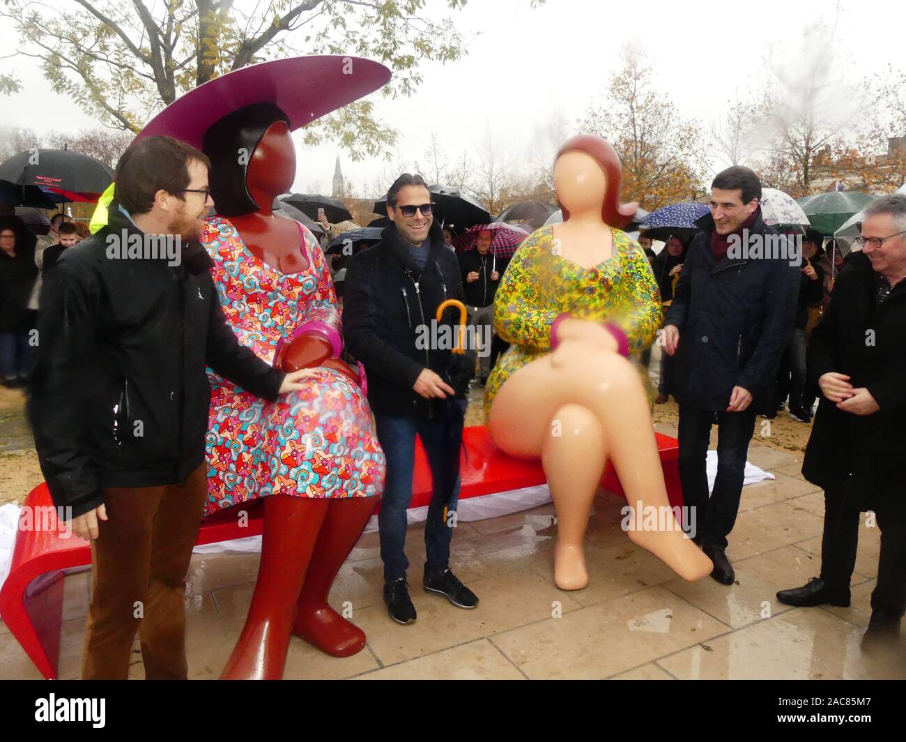 Die erste monumentale Skulptur des Bildhauers Franck Ayroles 'Les Demoiselles de la Brèche" wurde in Niort eröffnet eine große Volksmenge kamen, um ihn zu bewundern. Stockfoto