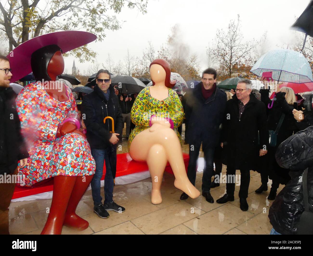 Die erste monumentale Skulptur des Bildhauers Franck Ayroles 'Les Demoiselles de la Brèche" wurde in Niort eröffnet eine große Volksmenge kamen, um ihn zu bewundern. Stockfoto