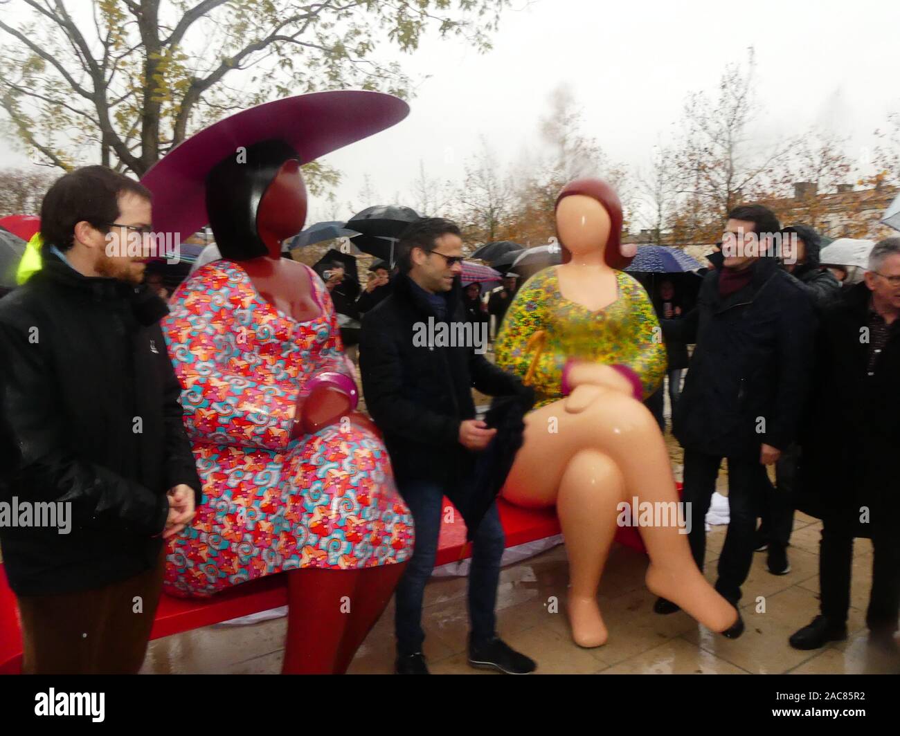 Die erste monumentale Skulptur des Bildhauers Franck Ayroles 'Les Demoiselles de la Brèche" wurde in Niort eröffnet eine große Volksmenge kamen, um ihn zu bewundern. Stockfoto