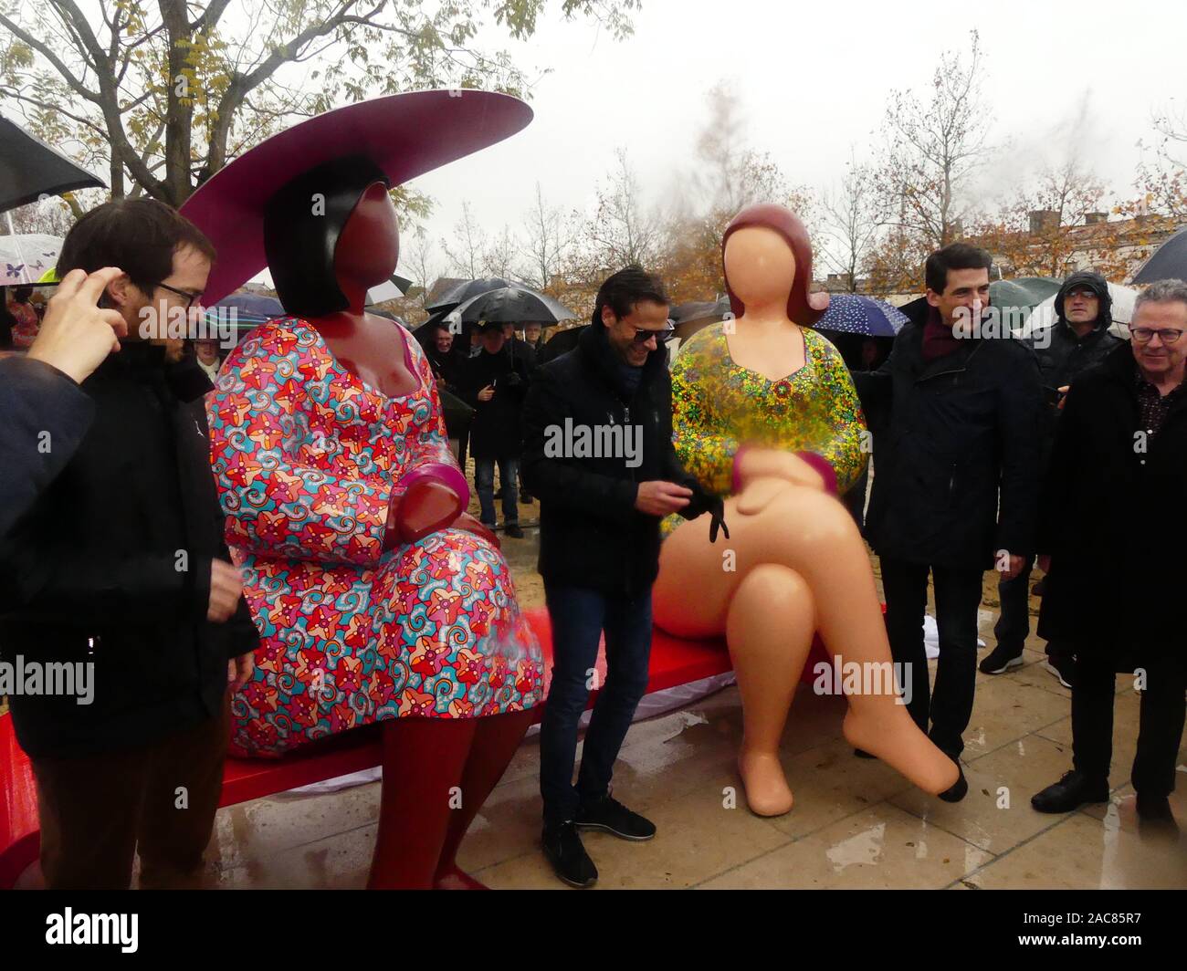 Die erste monumentale Skulptur des Bildhauers Franck Ayroles 'Les Demoiselles de la Brèche" wurde in Niort eröffnet eine große Volksmenge kamen, um ihn zu bewundern. Stockfoto