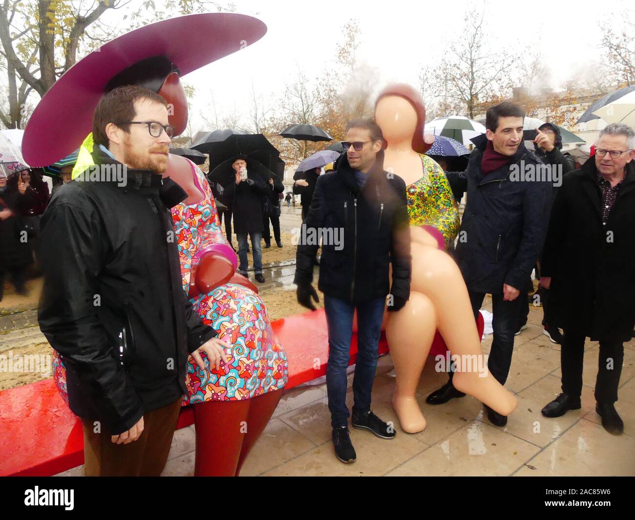 Die erste monumentale Skulptur des Bildhauers Franck Ayroles 'Les Demoiselles de la Brèche" wurde in Niort eröffnet eine große Volksmenge kamen, um ihn zu bewundern. Stockfoto