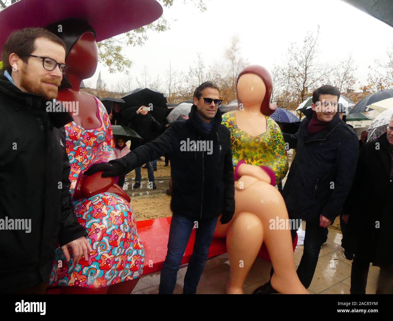 Die erste monumentale Skulptur des Bildhauers Franck Ayroles 'Les Demoiselles de la Brèche" wurde in Niort eröffnet eine große Volksmenge kamen, um ihn zu bewundern. Stockfoto