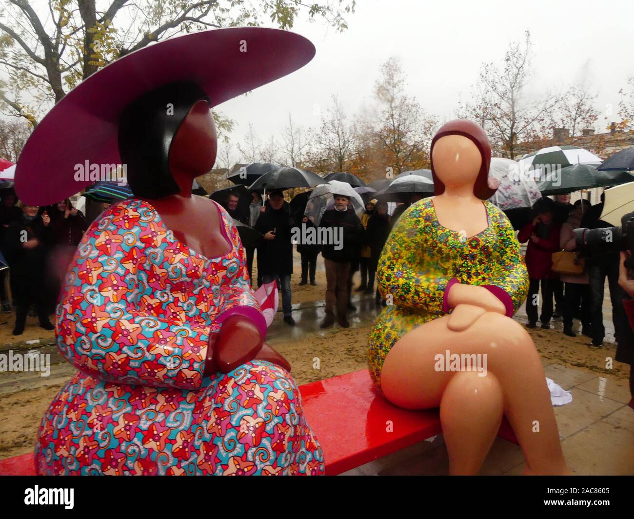 Die erste monumentale Skulptur des Bildhauers Franck Ayroles 'Les Demoiselles de la Brèche" wurde in Niort eröffnet eine große Volksmenge kamen, um ihn zu bewundern. Stockfoto