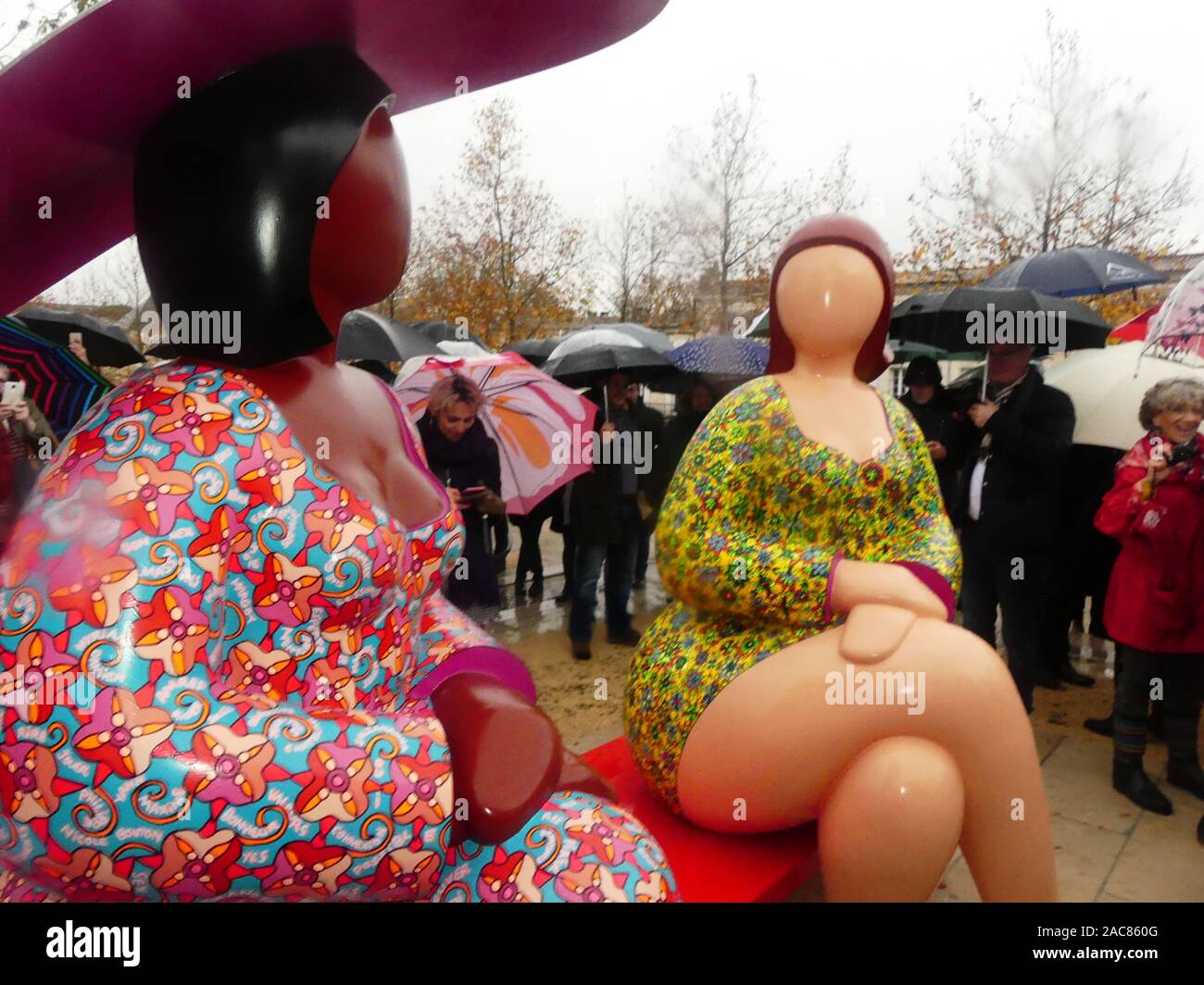 Die erste monumentale Skulptur des Bildhauers Franck Ayroles 'Les Demoiselles de la Brèche" wurde in Niort eröffnet eine große Volksmenge kamen, um ihn zu bewundern. Stockfoto