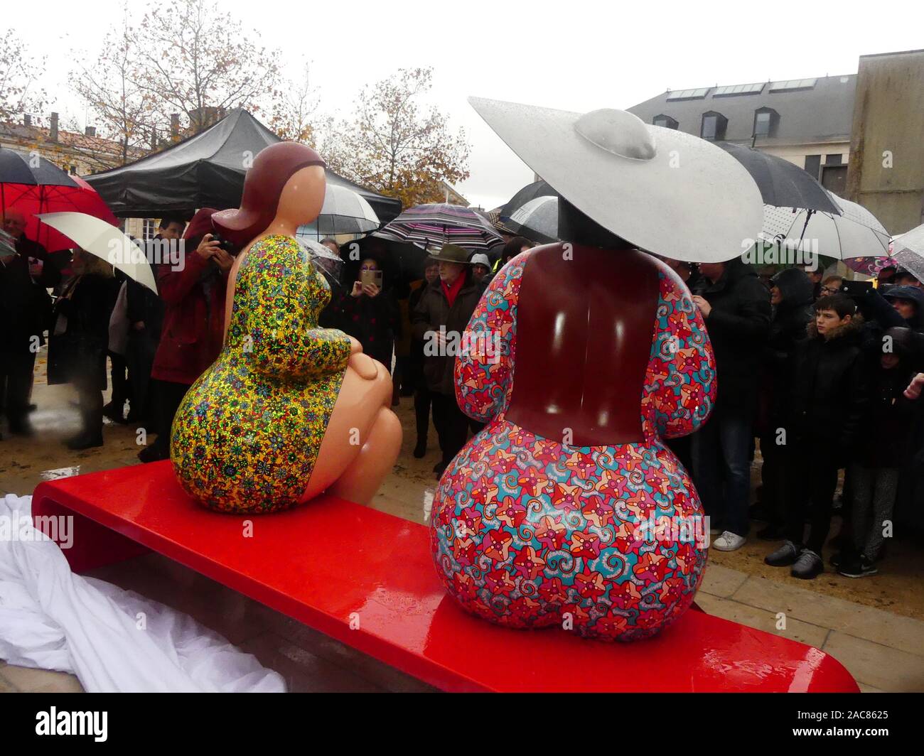 Die erste monumentale Skulptur des Bildhauers Franck Ayroles 'Les Demoiselles de la Brèche" wurde in Niort eröffnet eine große Volksmenge kamen, um ihn zu bewundern. Stockfoto