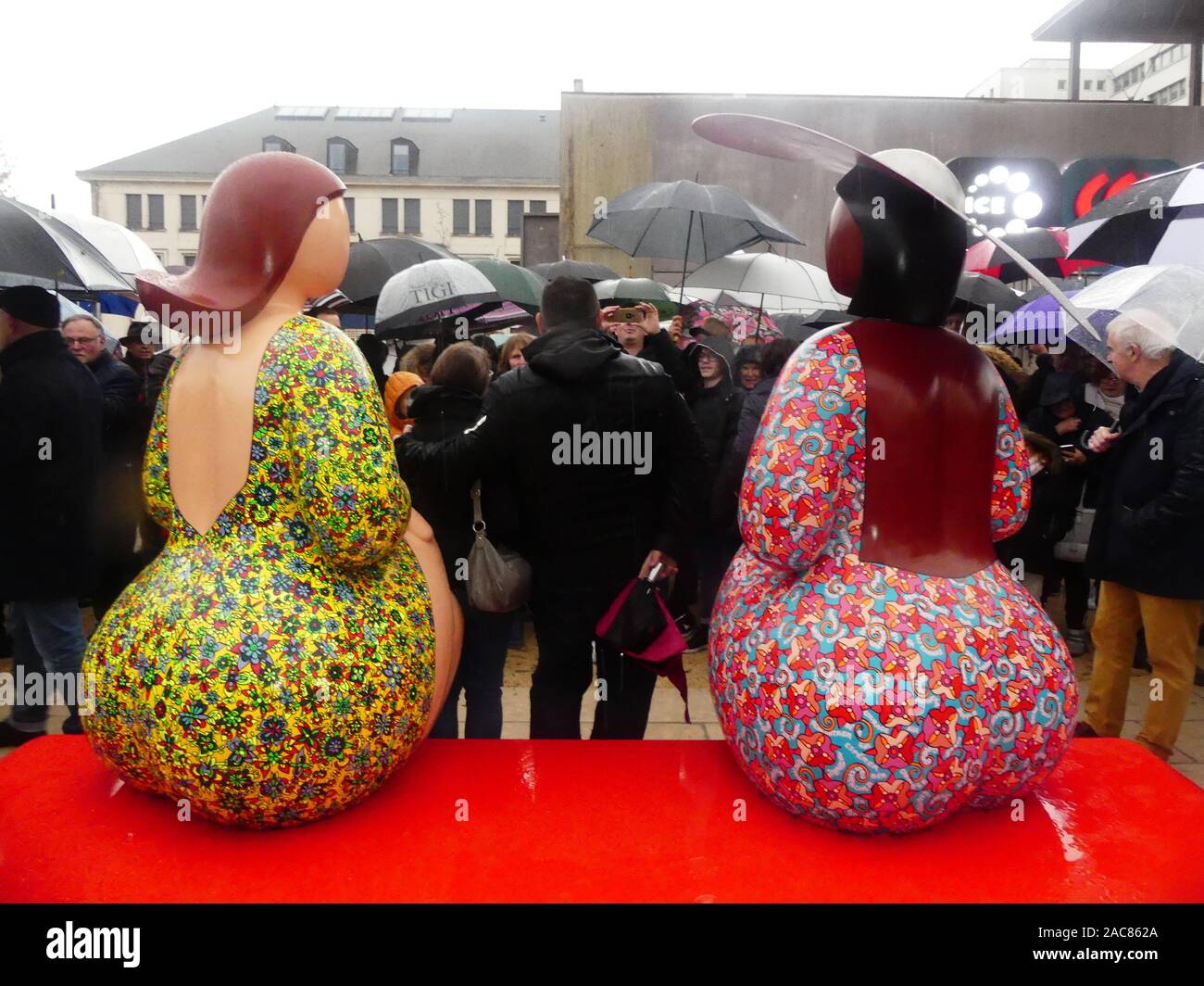 Die erste monumentale Skulptur des Bildhauers Franck Ayroles 'Les Demoiselles de la Brèche" wurde in Niort eröffnet eine große Volksmenge kamen, um ihn zu bewundern. Stockfoto
