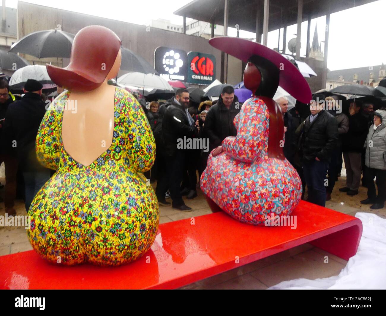 Die erste monumentale Skulptur des Bildhauers Franck Ayroles 'Les Demoiselles de la Brèche" wurde in Niort eröffnet eine große Volksmenge kamen, um ihn zu bewundern. Stockfoto