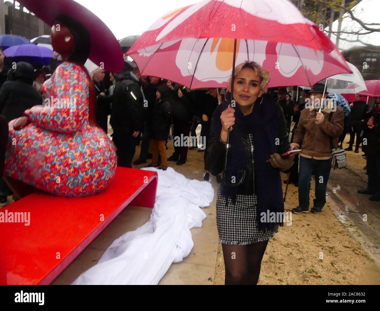 Die erste monumentale Skulptur des Bildhauers Franck Ayroles 'Les Demoiselles de la Brèche" wurde in Niort eröffnet eine große Volksmenge kamen, um ihn zu bewundern. Stockfoto