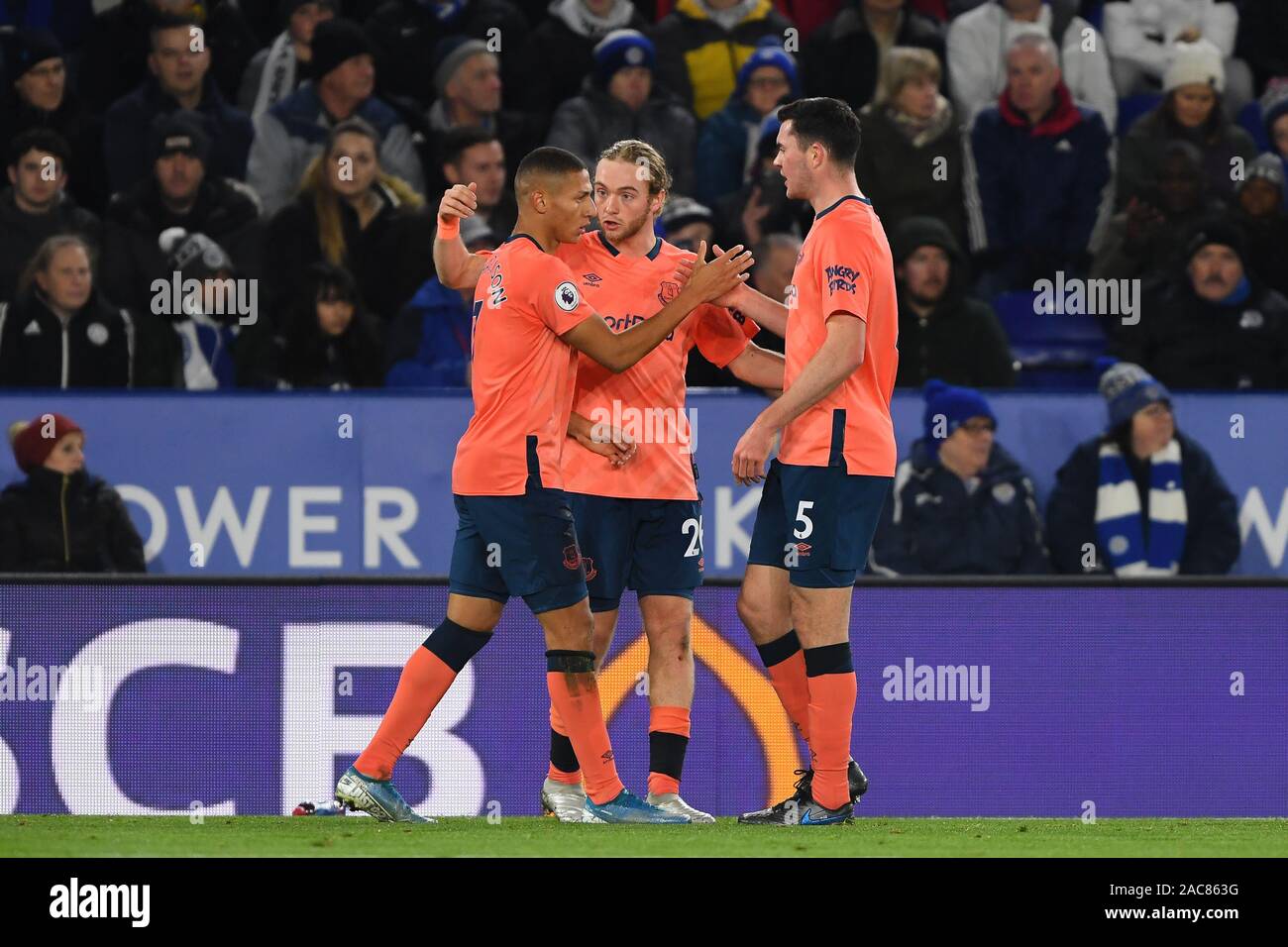 Leicester, Großbritannien. 1. Dez 2019. (7) Der richarlison Everton feiert mit Tom Davies (26) von Everton und Michael Keane (5) der FC Everton, nachdem die Toffees 0-1 während der Premier League Match zwischen Leicester City und Everton für die King Power Stadion, Leicester am Sonntag, den 1. Dezember 2019. (Credit: Jon Hobley | MI Nachrichten) das Fotografieren dürfen nur für Zeitung und/oder Zeitschrift redaktionelle Zwecke verwendet werden, eine Lizenz für die gewerbliche Nutzung Kreditkarte erforderlich: MI Nachrichten & Sport/Alamy leben Nachrichten Stockfoto