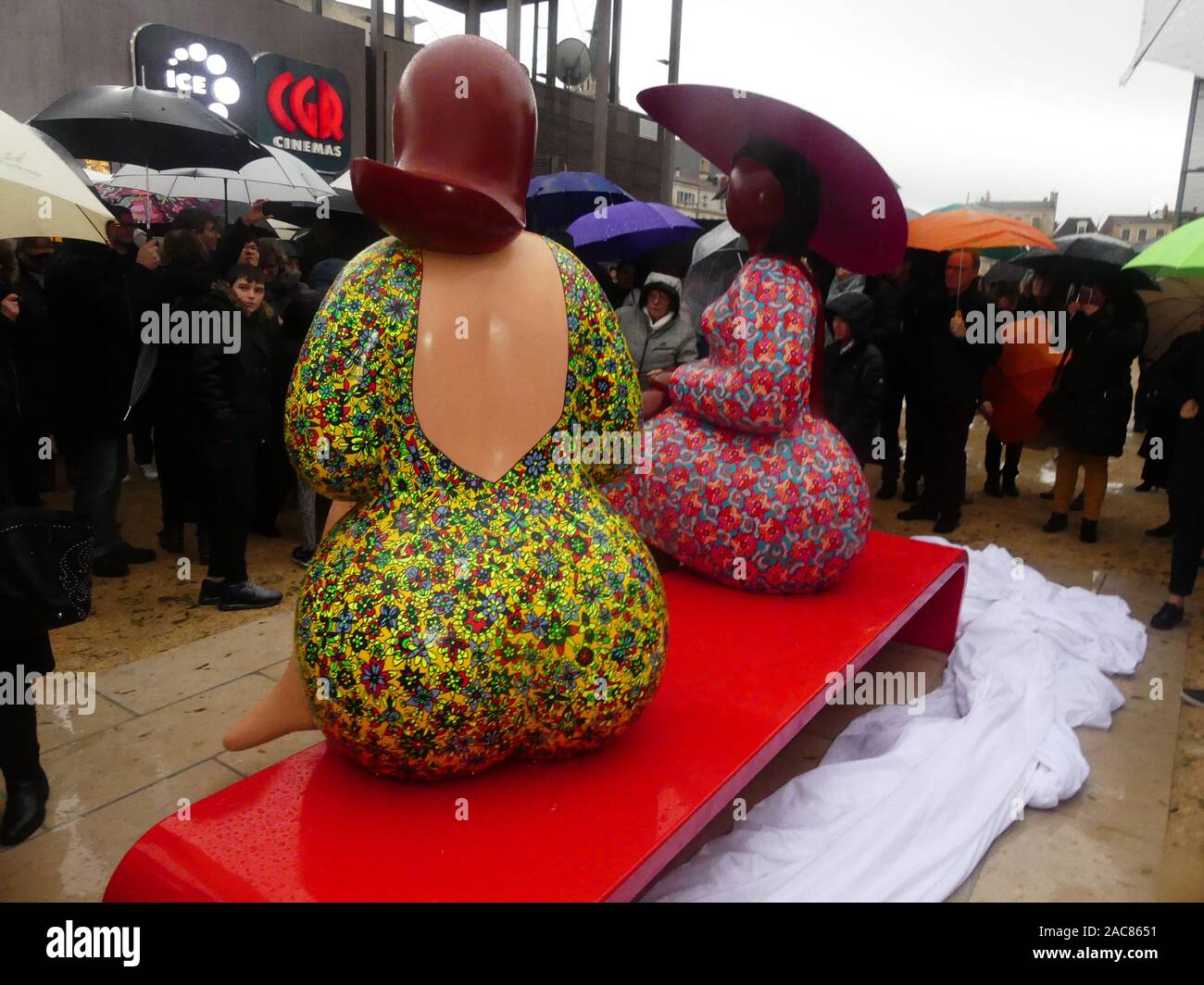 Die erste monumentale Skulptur des Bildhauers Franck Ayroles 'Les Demoiselles de la Brèche" wurde in Niort eröffnet eine große Volksmenge kamen, um ihn zu bewundern. Stockfoto
