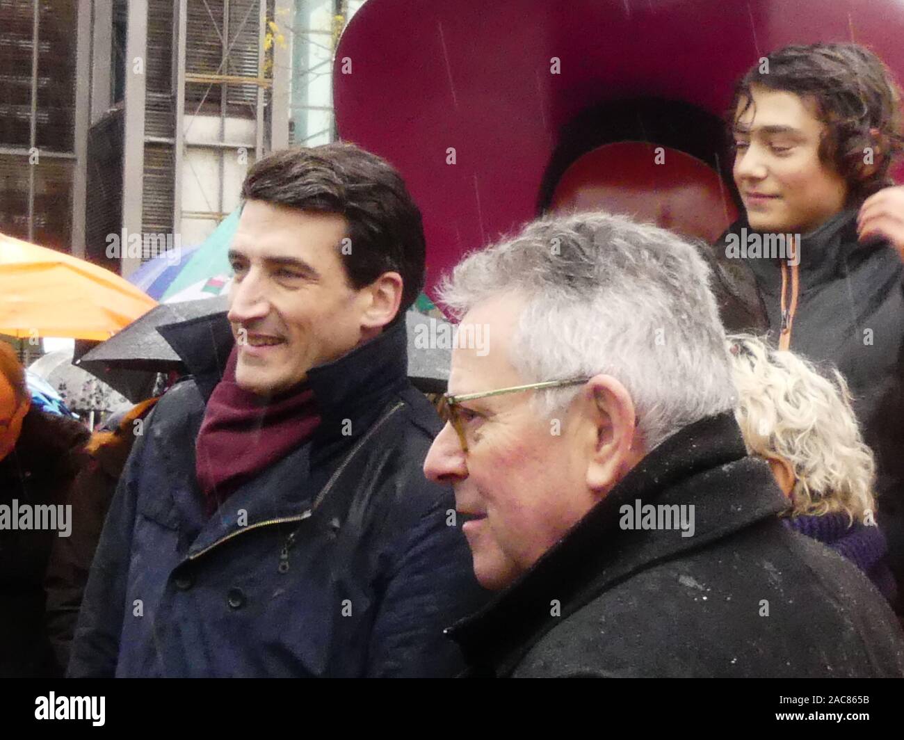 Die erste monumentale Skulptur des Bildhauers Franck Ayroles 'Les Demoiselles de la Brèche" wurde in Niort eröffnet eine große Volksmenge kamen, um ihn zu bewundern. Stockfoto