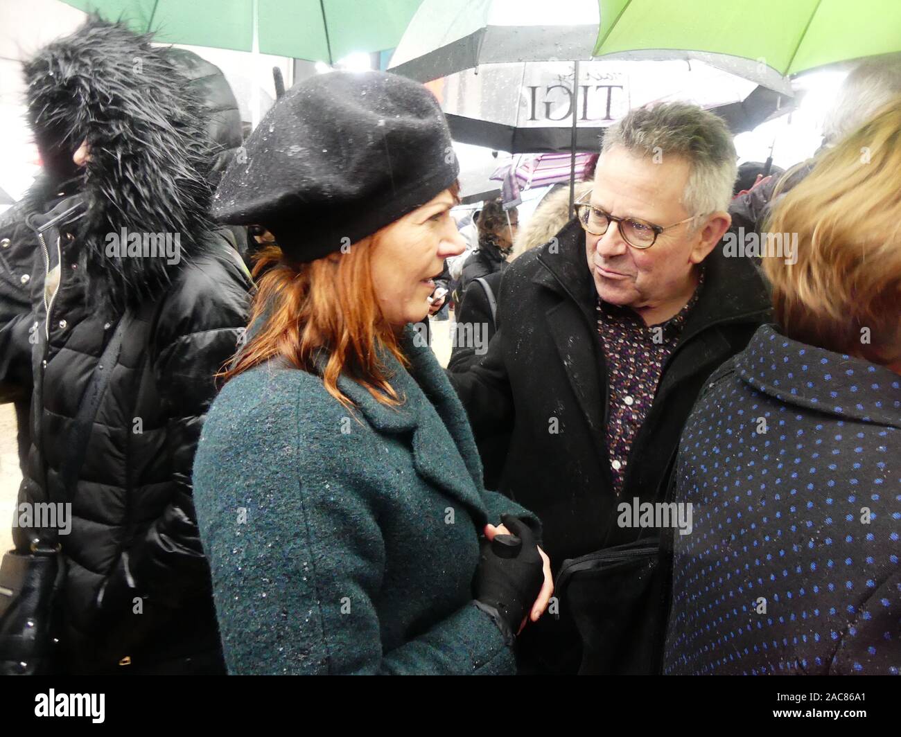 Die erste monumentale Skulptur des Bildhauers Franck Ayroles 'Les Demoiselles de la Brèche" wurde in Niort eröffnet eine große Volksmenge kamen, um ihn zu bewundern. Stockfoto