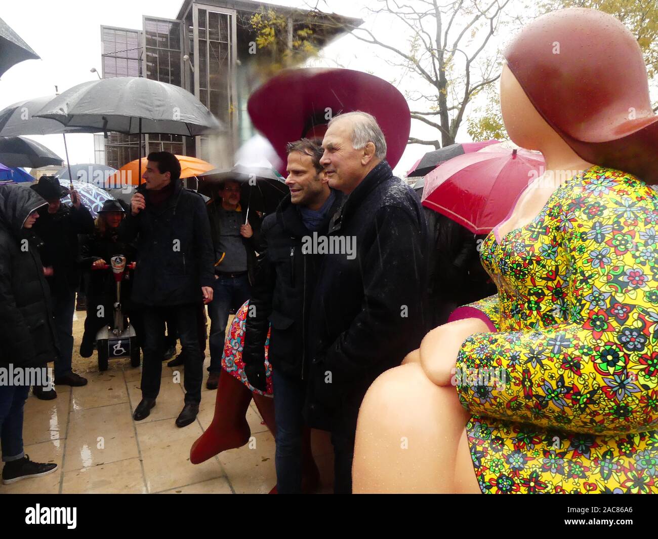 Die erste monumentale Skulptur des Bildhauers Franck Ayroles 'Les Demoiselles de la Brèche" wurde in Niort eröffnet eine große Volksmenge kamen, um ihn zu bewundern. Stockfoto
