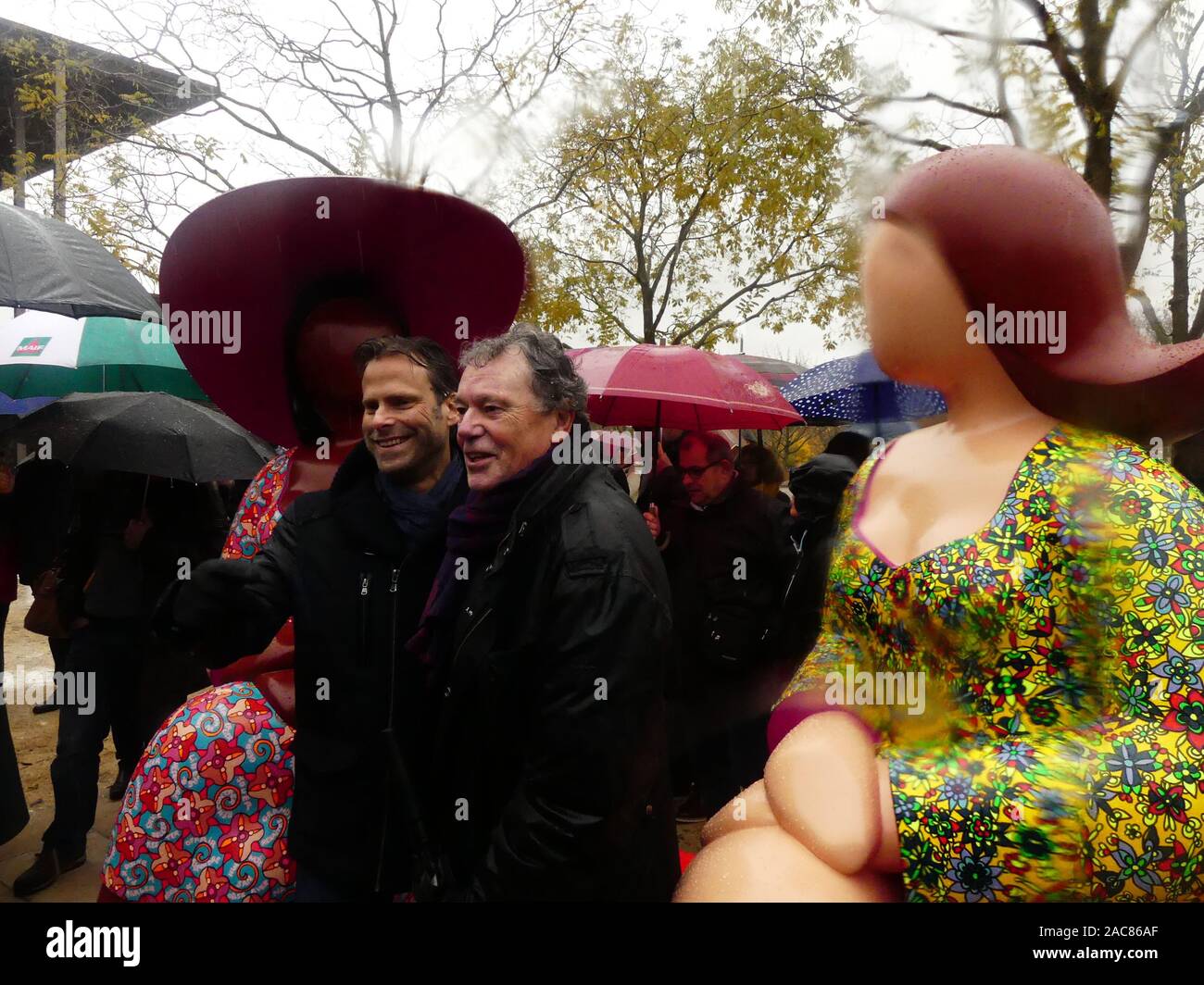 Die erste monumentale Skulptur des Bildhauers Franck Ayroles 'Les Demoiselles de la Brèche" wurde in Niort eröffnet eine große Volksmenge kamen, um ihn zu bewundern. Stockfoto