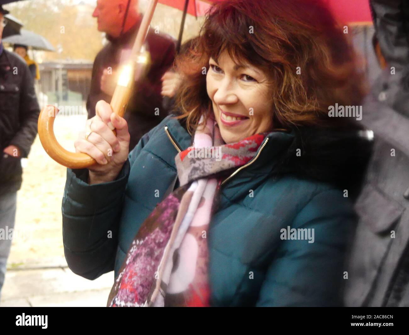 Die erste monumentale Skulptur des Bildhauers Franck Ayroles 'Les Demoiselles de la Brèche" wurde in Niort eröffnet eine große Volksmenge kamen, um ihn zu bewundern. Stockfoto