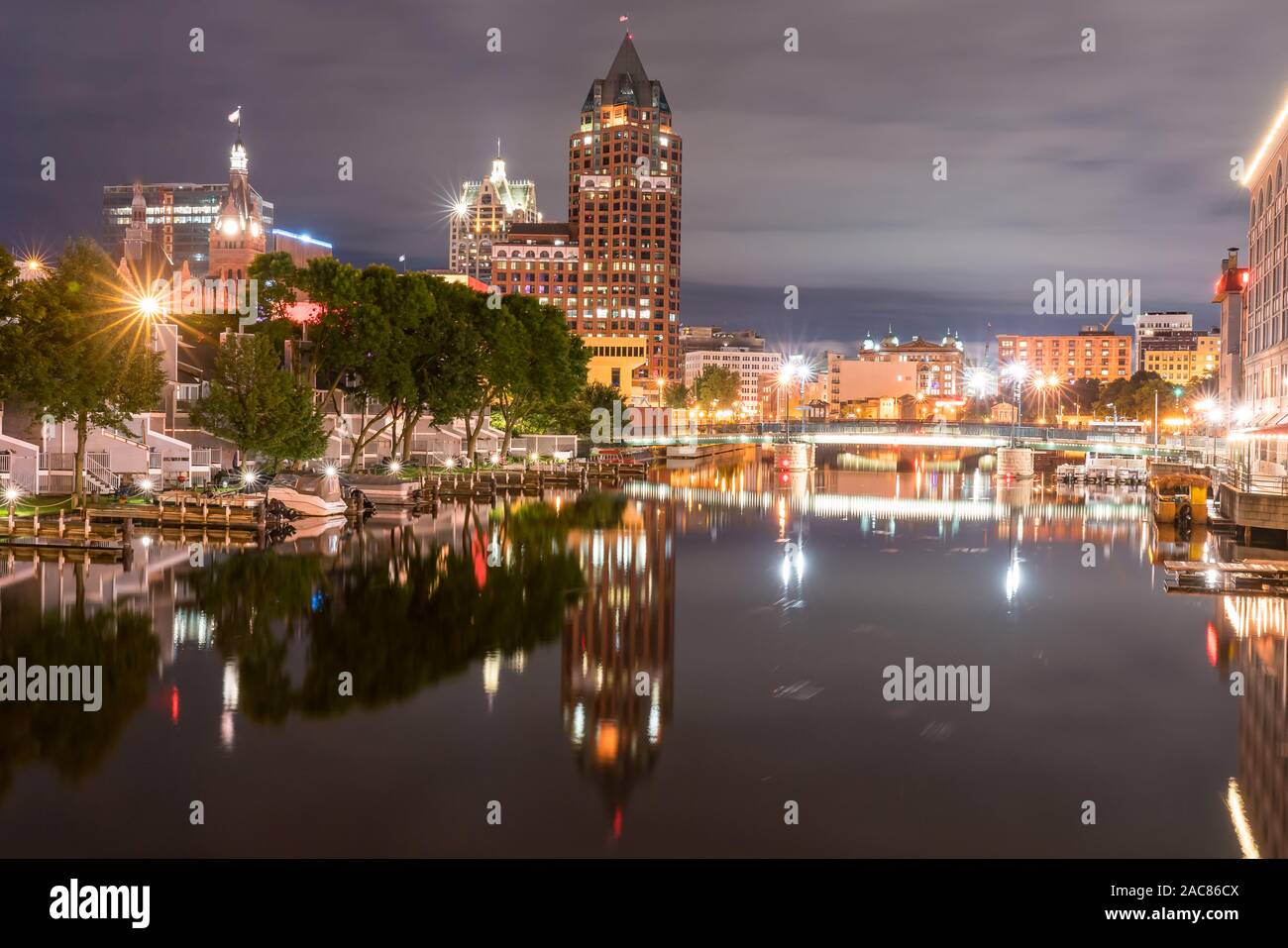 Milwaukee, Wisconsin Night Skyline entlang der Milwaukee River Stockfoto